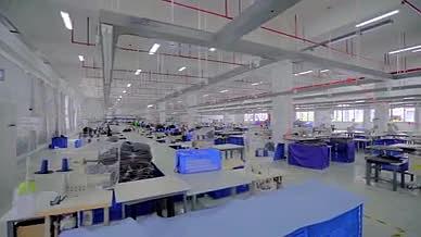 实拍服装厂工人工作摆放整齐的缝纫机视频的预览图